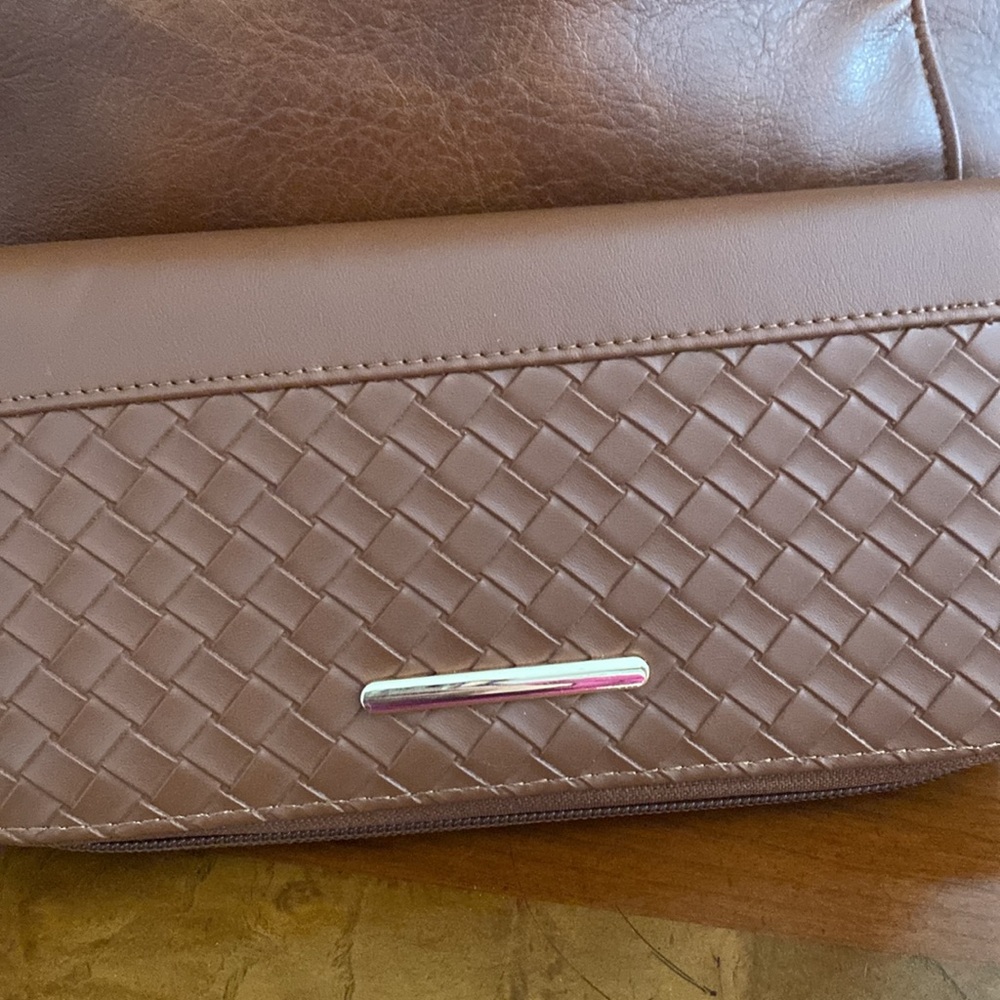 Non branded big tote like new condition really nice super clean - Picture 2 of 8